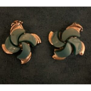 Vintage Clip On Earrings Green & Goldtone‎ Starburst